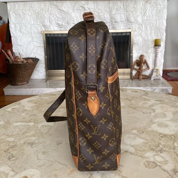 Authentic Louis Vuitton Monogram Danube GM Unisex Shoulder Crossbody Bag - Picture 4 of 15